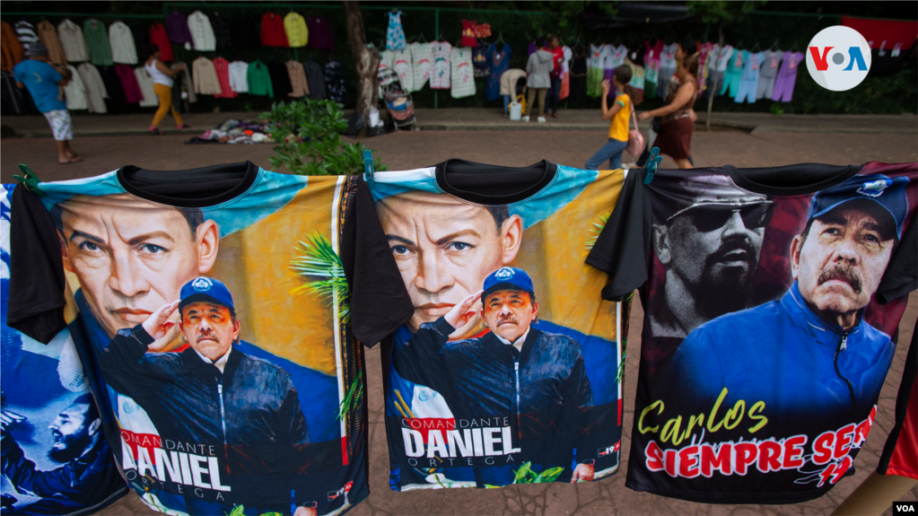 ARCHIVO - Una foto de Daniel Ortega incrustada en una camiseta en Managua. 