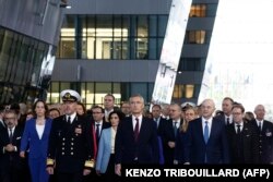 Sekretaris Jenderal NATO Jens Stoltenberg didampingi sejumlah pimpinan NATO menghadiri perayaan ulang tahun ke-75 aliansi di Markas Besar NATO di Brussels pada 4 April 2024. (Foto: AFP/KENZO TRIBOUILLARD)