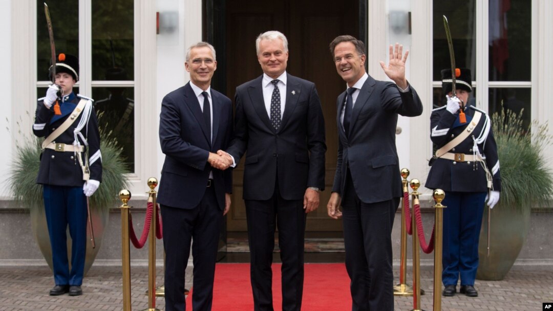 Generalni sekretar NATO-a Jens Stoltenberg, lijevo, i holandski premijer Mark Rute, desno, dočekuju predsednika Litvanije Gitanasa Nausedu u Hagu, Holandija, 27. juna 2023.