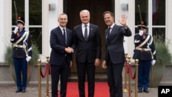 Generalni sekretar NATO-a Jens Stoltenberg, lijevo, i holandski premijer Mark Rute, desno, dočekuju predsednika Litvanije Gitanasa Nausedu u Hagu, Holandija, 27. juna 2023.