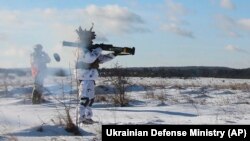 Arhiva: Obuka ukrajinskih vojnika za korištenje raketa za razbijanje bunkera US M141, u Lavovu u Ukrajini, neposredno pred početak ruske invazije, 30. januara 2022. godine. (Foto: AP/Ministarstvo odbrane Ukrajine)