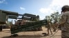 资料照片：美国军人在澳大利亚进行军事演习时在装载一套陆军战术导弹系统。（2023年7月26日）