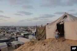 Palestinska devojčica stoji ispred ulaza u šator njene porodice, u kampu za one koji su raseljeni usled izraelskih vazdušnih napada i kopnene ofanzive u Pojasu Gaze, u Kan Junisu, 19. juna 2024.