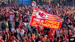 Ekip Kansas City Chiefs ak fanatik yo rasanble pou fete viktwa yo nan chanpyona Sipe Bowl la nan Kansas City, eta Missouri, 14 Fevriye 2024. 