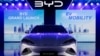 印度尼西亚雅加达的一家比亚迪汽车专卖店展示的比亚迪电动汽车。 （2024年1月18日）