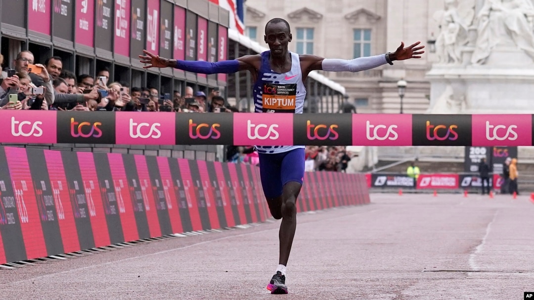 Kelvin Kiptum de Kenia cruza la línea de meta para ganar la carrera masculina en el Maratón de Londres en Londres, el domingo 23 de abril de 2023. Kiptum murió en accidente de auto en su país el 11 de febrero de 2024.