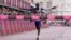 Kelvin Kiptum de Kenia cruza la línea de meta para ganar la carrera masculina en el Maratón de Londres en Londres, el domingo 23 de abril de 2023. Kiptum murió en accidente de auto en su país el 11 de febrero de 2024.