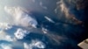 Mientras la Estación Espacial Internacional orbitaba a 410 kilómetros sobre el norte de África, las nubes cubrían el cielo en esta imagen del 13 de julio de 2023 y publicada por la NASA. En la parte inferior derecha se ve uno de los paneles solares desplegables de la estación.