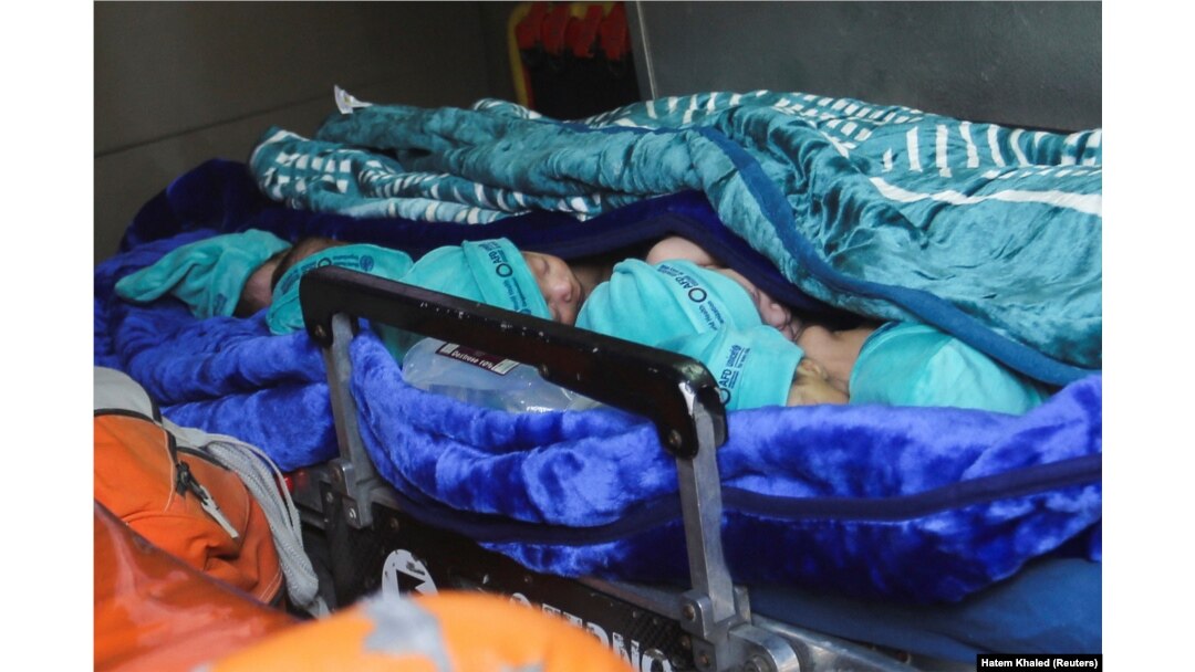 Bayi prematur yang dievakuasi dari RS Al Shifa, terbaring di dalam ambulans sebelum diangkut untuk perawatan di UEA, di perbatasan Rafah dengan Mesir, di Rafah, di selatan Jalur Gaza, 20 November 2023. (Foto: REUTERS/ Hatem Khaled)