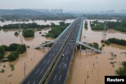 中国广东省清远市遭洪水袭击。（2024年4月22日）