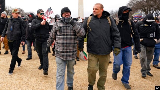 Proud Boys, incluido Joseph Biggs, al frente a la izquierda, caminan hacia el Capitolio de EEUU en Washington, el 6 de enero de 2021.