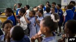 Wanafunzi wa kike katika shule ya msingi ya Mbuyisa Makhubu iliyoko Soweto, Afrika Kusini. Picha na Picha na GULSHAN KHAN / AFP. 