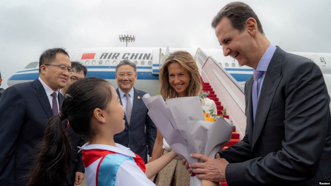 Tổng thống Syria Bashar al-Assad và phu nhân Asma được chào đón khi đến sân bay Hàng Châu, Trung Quốc, vào ngày 21 tháng 9 năm 2023.