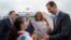 Tổng thống Syria Bashar al-Assad và phu nhân Asma được chào đón khi đến sân bay Hàng Châu, Trung Quốc, vào ngày 21 tháng 9 năm 2023.