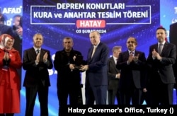 Cumhurbaşkanı Erdoğan, 1 Şubat'ta katıldığı törende depremzedeler için inşa edilen evlerin dağıtımı için düzenlenen anahtar teslim töreninde. (Fotoğraf: T.C. Hatay Valiliği)