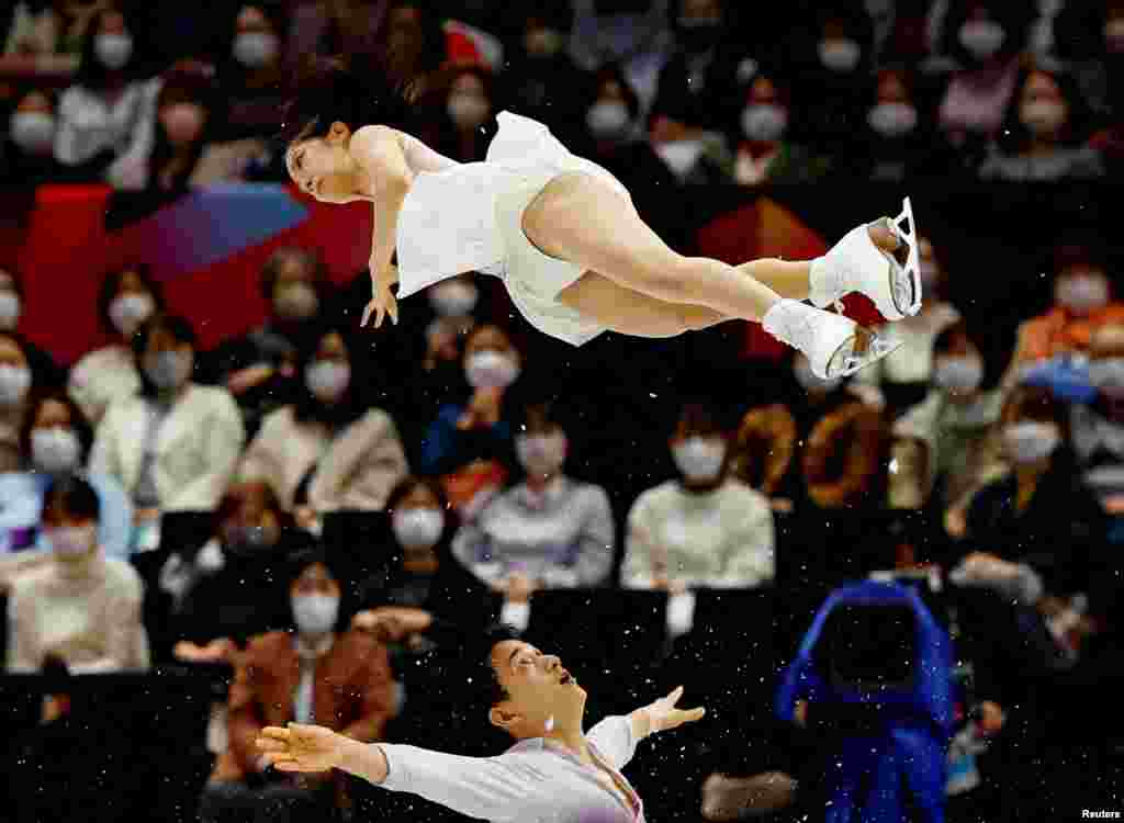 Japan&#39;s Riku Miura and Ryuichi Kihara perform during the pairs free skating event of the World Figure Skating Championships in the Saitama Super Arena, Saitama, Japan.