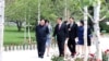 朝鲜领导人金正恩在中国国家主席习近平访问平壤期间与其一起散步。（2019年6月21日）