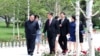 ARCHIVO - El líder norcoreano Kim Jong Un camina con el presidente chino Xi Jinping durante la visita de Xi a Pyongyang, Corea del Norte, en esta imagen publicada por la Agencia Central de Noticias de Corea del Norte (KCNA, por sus siglas en inglés), el 21 de junio de 2019.
