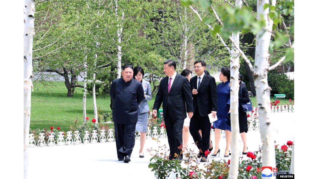 Pemimpin Korea Utara Kim Jong Un berjalan bersama Presiden China Xi Jinping selama kunjungan Xi di Pyongyang, Korea Utara, 21 Juni 2019. (Foto: KCNA via REUTERS)