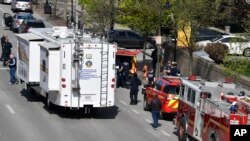 حضور پلیس و نیروهای امدادی در نزدیکی ساختمان «اولد نشنال بانک» در شهر لوئیزویل ایالت کنتاکی - دوشنبه ۲۱ فروردین ۱۴۰۲