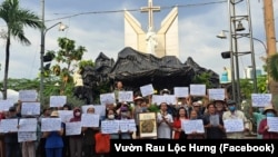 Người dân Vườn Rau Lộc Hưng phản đối ôn hòa với quyết định cưỡng chế và bồi thường của chính quyền.