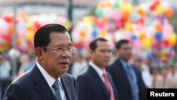 FILE: Perdana Menteri Kamboja Hun Sen menghadiri perayaan yang menandai peringatan 66 tahun kemerdekaan negara itu dari Prancis, di pusat Phnom Penh, Kamboja, 9 November 2019. (REUTERS / Samrang Pring)