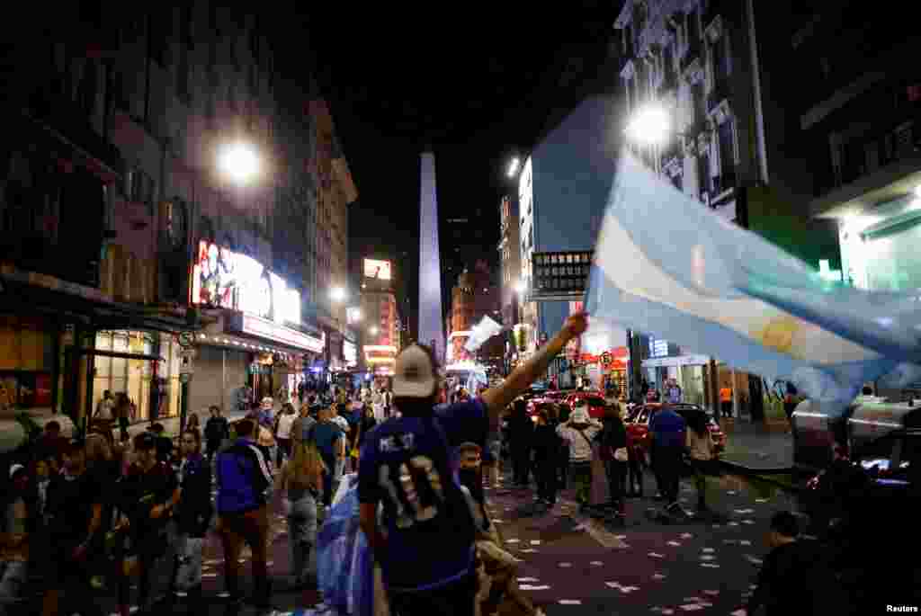 Los partidarios del presidente electo argentino Javier Milei celebran, en Buenos Aires, Argentina.