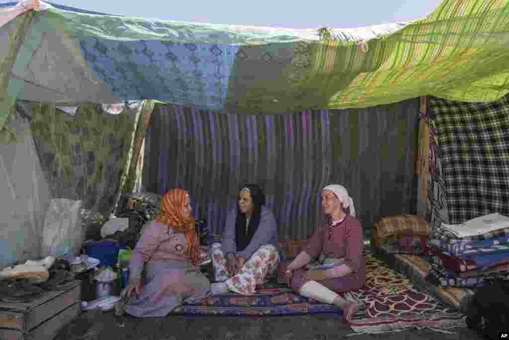 မရကစ်ရှ်မြို့နားက အမ်းစ်မိစ်မြို့လေးမှာ ငလျင်ကြောင့် နေစရာအိမ်မရှိတော့တဲ့ အမျိုးသမီးတွေ လမ်းမှာ ကော်ဇောတွေခင်းပြီး ယာယီတဲထိုးနေကြတာပါ။