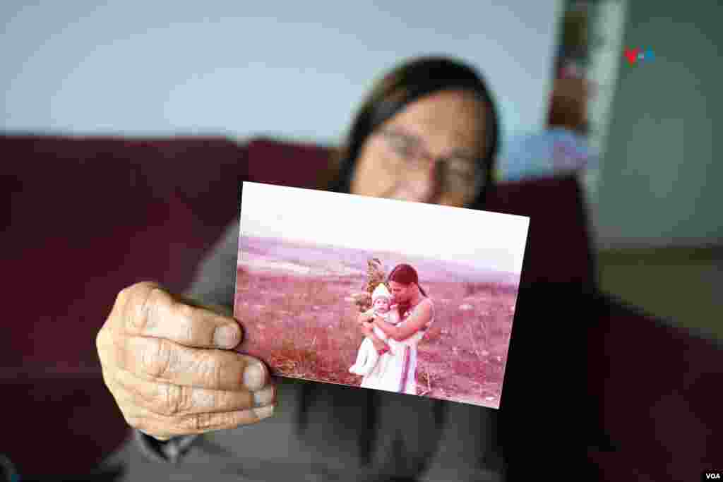 Nava Sonnenschei, una de las fundadoras de Neve Shalom, muestra una foto suya de 1976, cuando crearon la comunidad en medio de la nada.