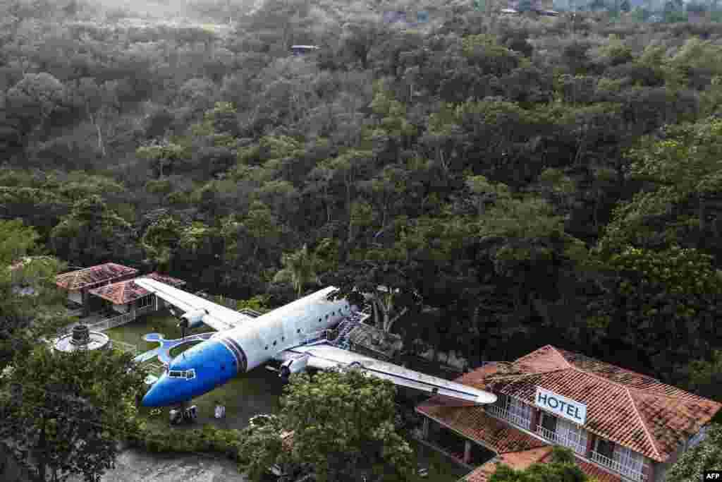 Aerial view shows the wreckage of a Douglas DC-6 aircraft turned into a hotel in San Gil, Santader Department, Colombia. (Photo by Juan BARRETO / AFP)