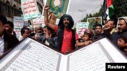 Warga Yaman turun ke jalan untuk melakukan aksi protes terhadap operasi militer Israel di Jenin dan pembakaran Al-Qur'an di Swedia. Aksi tersebut berlangsung di Sanaa, Yaman, pada 4 Juli 2023. (Foto: Reuters/Khaled Abdullah)