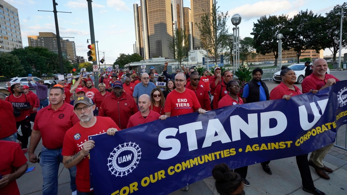 UAW Leaders Push Ahead With Ford Contract As GM Talks Drag