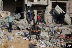 رفح میں اسرائیلی بمباری کے بعد ایک فلسطینی تباہی کو دیکھ رہا ہے۔ فوٹو اےپی، 4 دسمبر 2023