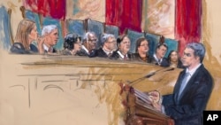 8일 미 대법원 심리에서 도널드 트럼프 전 대통령을 위해 조너선 미첼(오른쪽) 변호사가 변론하는 모습 법정 스케치.