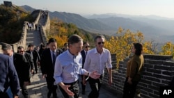 资料照片：美国驻华大使伯恩斯（中左）陪同加州州长加文·纽森 (Gavin Newsom) 在北京郊区游览长城。（2023年10月26日）