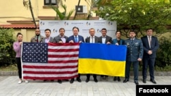 Đại sứ Mỹ Marc Knappar đồng hành cùng đại sứ Ukraine Oleksandr Gaman. Photo US Embassy in Vietnam.