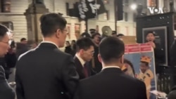 中國駐英公使楊曉光在香港經貿辦新年酒會場外企圖避開示威者
