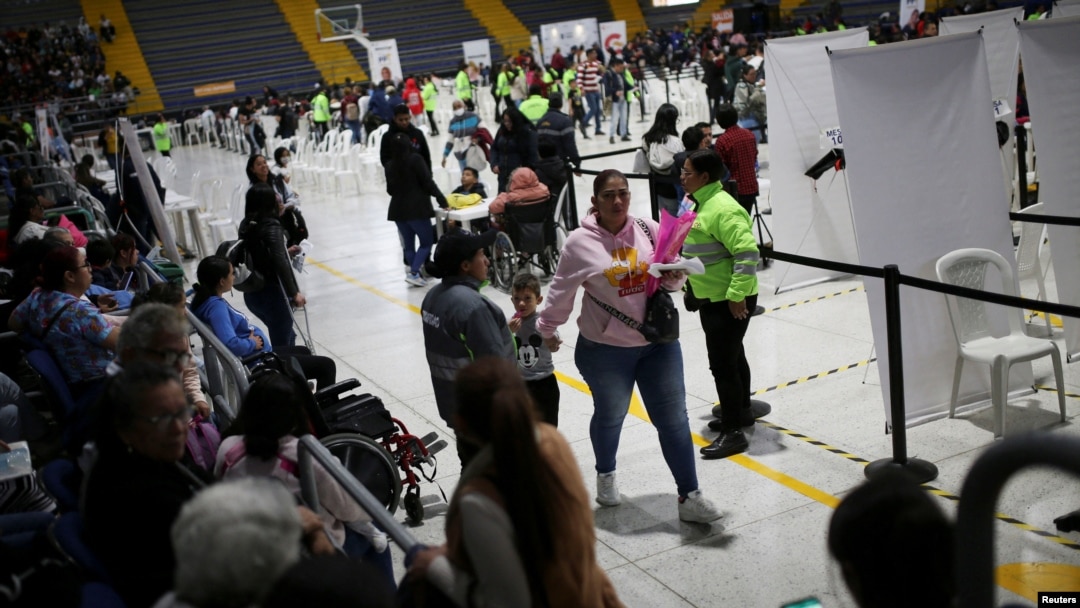 ARCHIVO - Migrantes venezolanos se reúnen durante un día de entregas de Permiso de Protección Temporal (PPT) organizado por Migración Colombia en el Palacio de los Deportes en Bogotá, Colombia, 1 de septiembre de 2023.