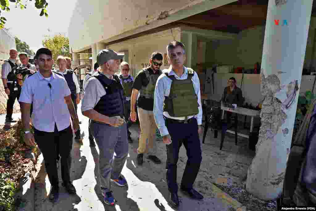 El jefe de la diplomacia europea Joseph Borrell (der) conversa con el ministro israelí de exteriores Eli Cohen (izq), durante un recorrido por el kibutz Be&#39;eri, uno de los más afectados por los ataques de Hamás del pasado 7 de octubre.