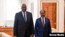 Menteri Pertahanan Amerika Serikat (AS) Llyod Austin dan Presiden Somalia Hassan Sheikh Mohamud berfoto bersama saat pertemuan di Kota Djibouti, Minggu, 24 September 2023. (@SecDef)
