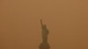 La Estatua de la Libertad está cubierta de neblina y humo causado por los incendios forestales en Canadá, en Nueva York, el 6 de junio de 2023.