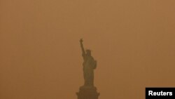 La Estatua de la Libertad está cubierta de neblina y humo causado por los incendios forestales en Canadá, en Nueva York, el 6 de junio de 2023.