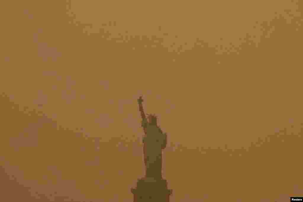 Patung Liberty di New York diselimuti kabut dan asap tebal akibat kebakaran hutan di Quebec, Kanada, 6 Juni 2023.