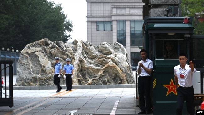 中国保安人员在举行中共三中全会的京西宾馆外执勤。（2024年7月15日）