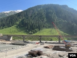 Construction of bridge near Zojila Tunnel that is expected to connect Kashmir Valley to Ladakh, making it accessible via an all-weather road. (Bilal Hussain/VOA)