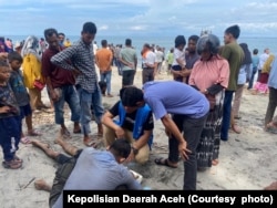 Salah seorang pengungsi Rohingya dalam kondisi lemah saat tiba di Desa Pulo Pineung Meunasah Dua, Kecamatan Jangka, Kabupaten Bireuen, Aceh, Kamis, 16 November 2023. (Courtesy: Polda Aceh)