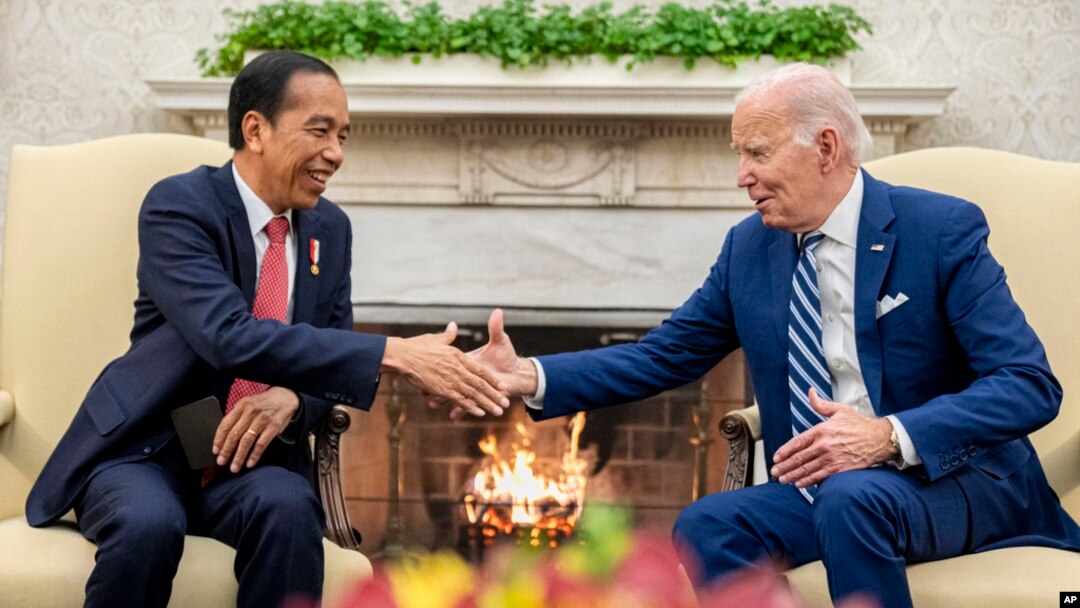 Presiden Joko Widodo (kiri) saat bertemu dengan Presiden AS Joe Biden di Gedung Putih, Washington, D.C., 13 November 2023.