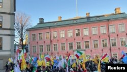 Para demonstran merayakan hasil putusan terhadap Hamid Noury di luar gedung pengadilan di Stockholm, Swedia, pada 19 Desember 2023. (Foto: Reuters/Johan Ahlander)