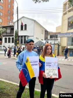 Organizaciones no gubernamentales en frente de Consulado de Venezuela en Bogotá, el miércoles 3 de abril. [Foto: Cortesía Gran Acuerdo Venezuela]