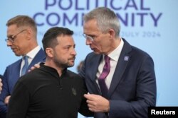 Presiden Ukraina Volodymyr Zelenskyy berbicara kepada Sekretaris Jenderal NATO Jens Stoltenberg di Istana Blenheim di Woodstock, Inggris, 18 Juli 2024. (Foto: Reuters)